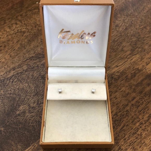 Diamond earrings - Picture 2 of 3